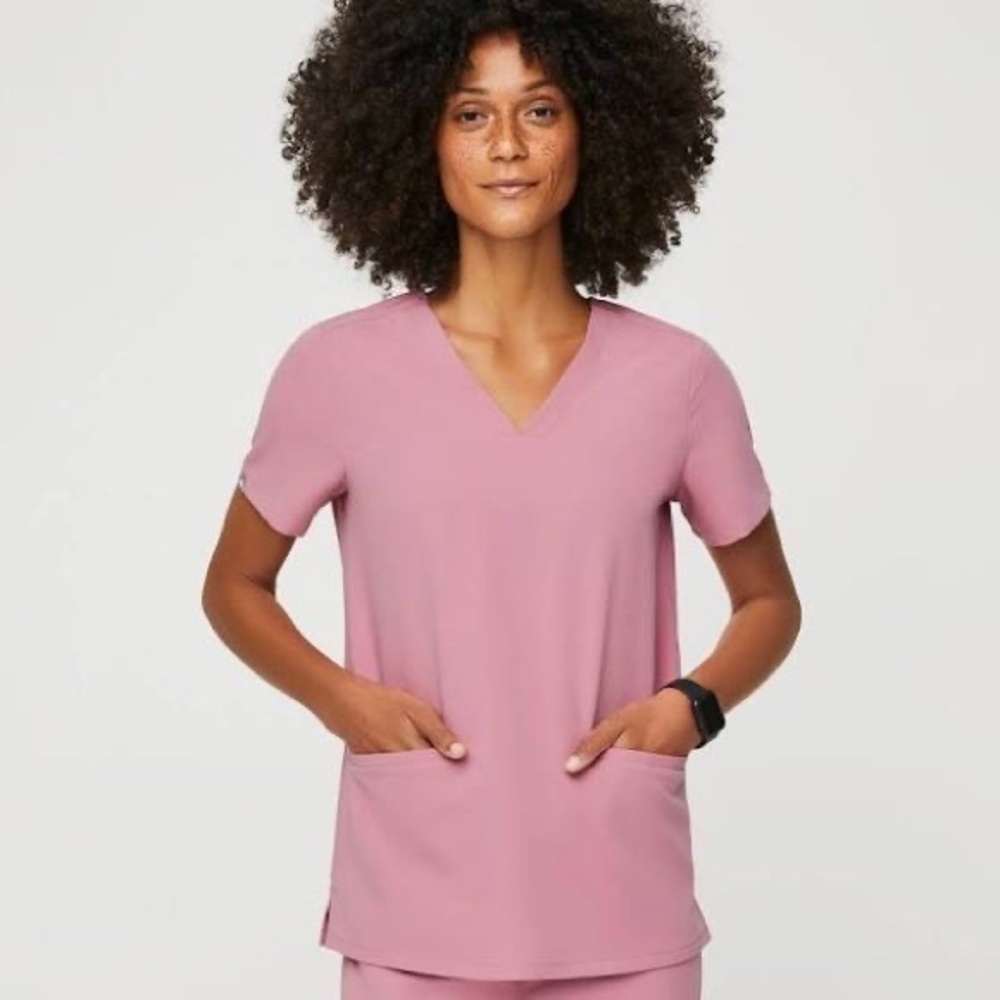 Figs casma 3 pocket scrub top